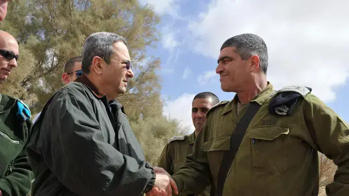 שר הביטחון אהוד ברק ואלוף פיקוד דרום טל רוסו בביקור בבא"ח גבעתי, פברואר 2011 שר הביטחון אהוד ברק ואלוף פיקוד דרום טל רוסו בביקור בבא"ח גבעתי, פברואר 2011