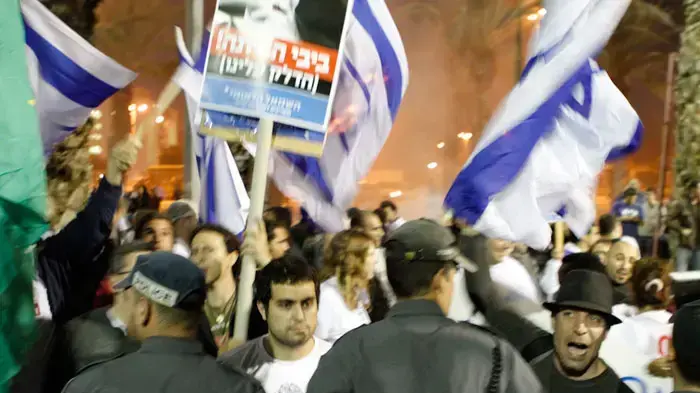 הפגנה של עובדים סוציאליים ושל ארגונים חברתיים מול כנס כלכלי בחיפה, כנגד מדיניות שר האוצר, מרץ 2011
