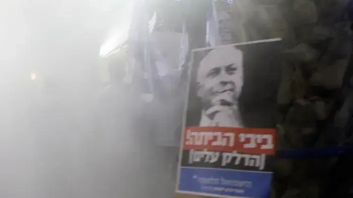 הפגנה של עובדים סוציאליים ושל ארגונים חברתיים מול כנס כלכלי בחיפה, כנגד מדיניות שר האוצר, מרץ 2011