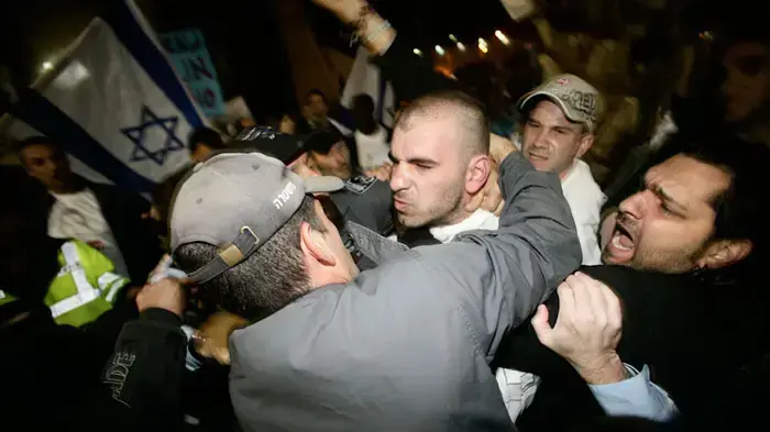 הפגנה של עובדים סוציאליים ושל ארגונים חברתיים מול כנס כלכלי בחיפה, כנגד מדיניות שר האוצר, מרץ 2011