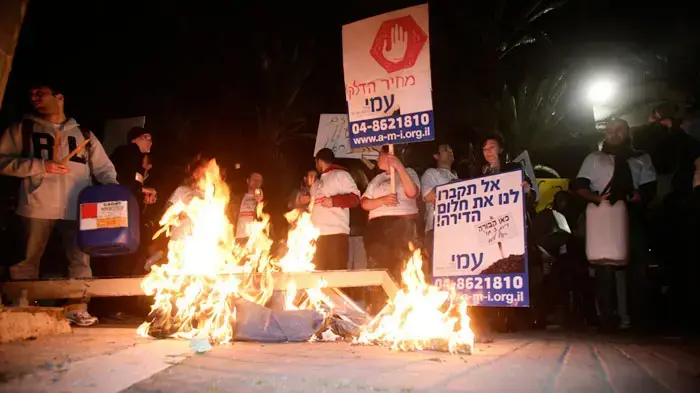 הפגנה של עובדים סוציאליים ושל ארגונים חברתיים מול כנס כלכלי בחיפה, כנגד מדיניות שר האוצר, מרץ 2011