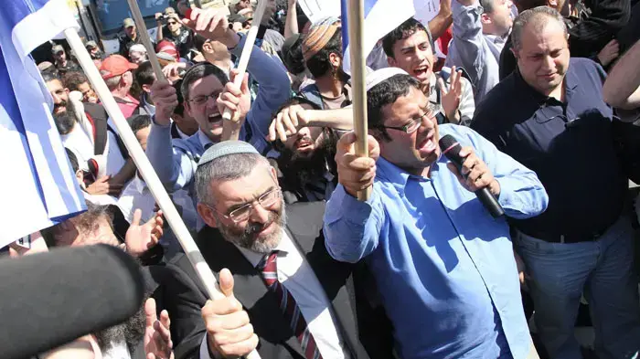 איתמר בן גביר ומיכאל בן ארי במהלך הפגנה וצעדה של פעילי ימין בשכונת עג'מי שביפו, מרץ 2011