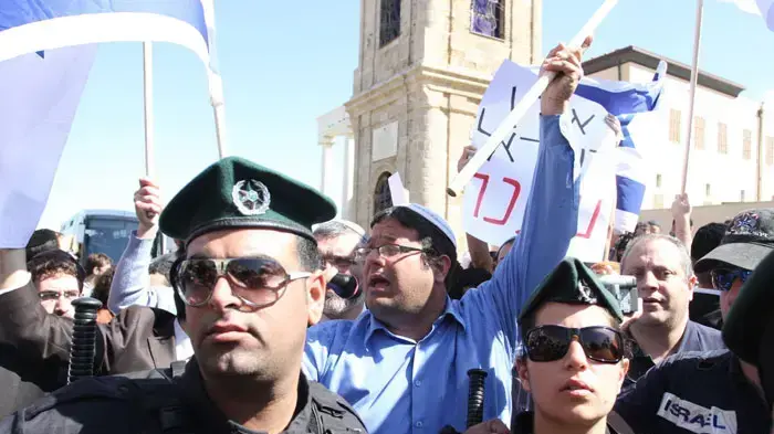 איתמר בן גביר במהלך הפגנה וצעדה של פעילי ימין בשכונת עג'מי שביפו, מרץ 2011