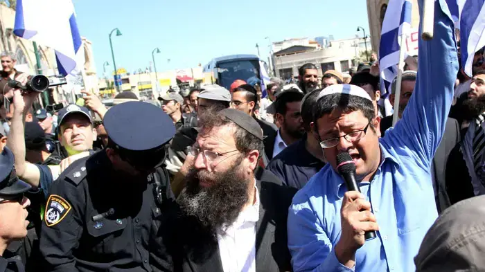 איתמר בן גביר וברוך מרזל במהלך הפגנה וצעדה של פעילי ימין בשכונת עג'מי שביפו, מרץ 2011