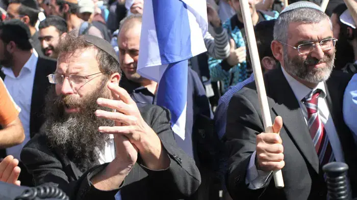 ברוך מרזל ומיכאל בן ארי במהלך הפגנה וצעדה של פעילי ימין בשכונת עג'מי שביפו, מרץ 2011