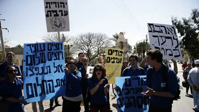 הפגנת תושבי יפו ופעילי שמאל, במהלך צעדת פעילי ימין בשכונת עג'מי ביפו, מרץ 2011