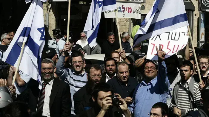 איתמר בן גביר, ברוך מרזל ומיכאל בן ארי במהלך הפגנה וצעדה של פעילי ימין בשכונת עג'מי שביפו, מרץ 2011 איתמר בן גביר, ברוך מרזל ומיכאל בן ארי במהלך הפגנה וצעדה של פעילי ימין בשכונת עג'מי שביפו, מרץ 2011