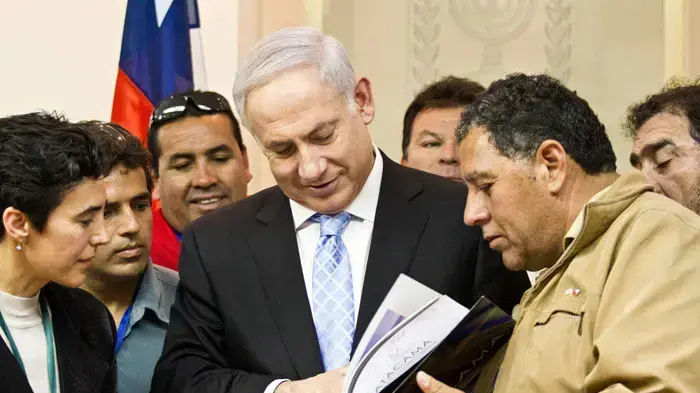 ראש הממשלה בנימין נתניהו בפגישה עם הכורים הצ'יליאנים במהלך ביקורם בארץ, מרץ 2011