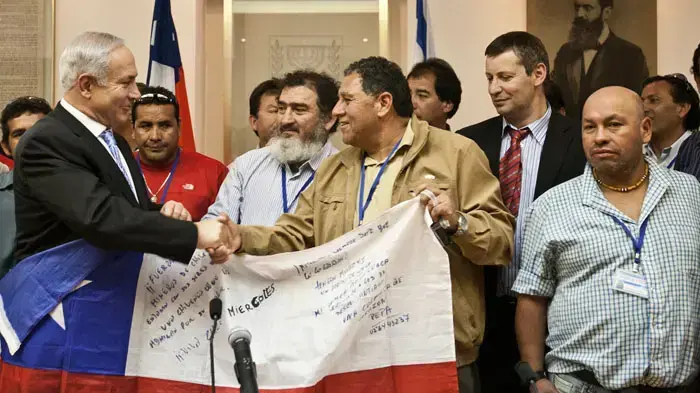 ראש הממשלה בנימין נתניהו בפגישה עם הכורים הצ'יליאנים במהלך ביקורם בארץ, מרץ 2011