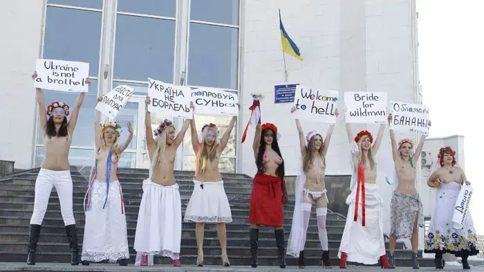 נשות ארגון Femen מפגינות חשופות חזה בקייב, אוקראינה נשות ארגון Femen מפגינות חשופות חזה בקייב, אוקראינה