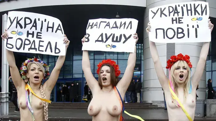 נשות ארגון Femen מפגינות חשופות חזה בקייב, אוקראינה נשות ארגון Femen מפגינות חשופות חזה בקייב, אוקראינה