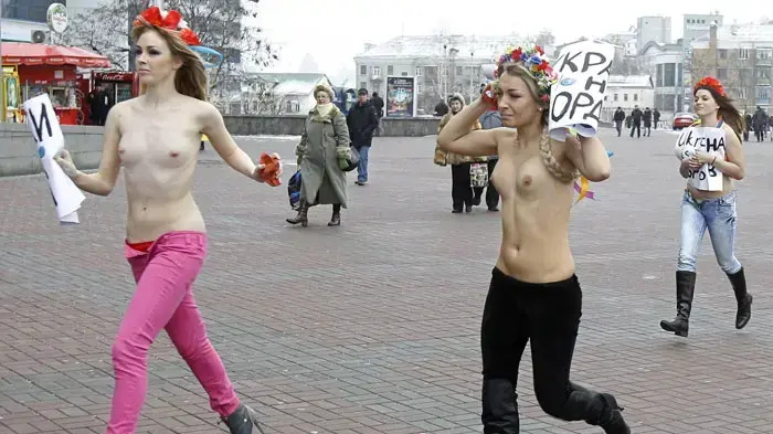 נשות ארגון Femen מפגינות חשופות חזה בקייב, אוקראינה נשות ארגון Femen מפגינות חשופות חזה בקייב, אוקראינה