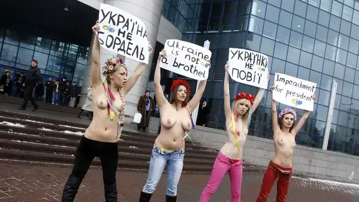 נשות ארגון Femen מפגינות חשופות חזה בקייב, אוקראינה