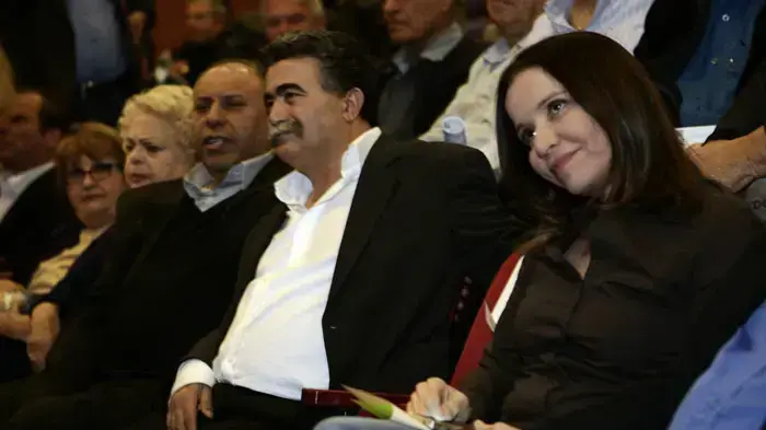 ראלב מג'אדלה, עמיר פרץ ושלי יחימוביץ' בהתכנסות של מפלגת העבודה בבית ברל, מרץ 2011 ראלב מג'אדלה, עמיר פרץ ושלי יחימוביץ' בהתכנסות של מפלגת העבודה בבית ברל, מרץ 2011