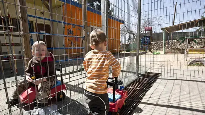 גדר הפרדה בין גן ילדים חרדי לגן ילדים חילוני בירושלים גדר הפרדה בין גן ילדים חרדי לגן ילדים חילוני בירושלים
