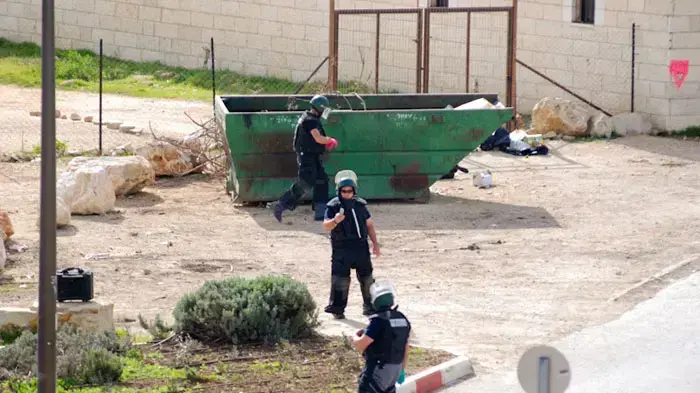 עובד תברואה נפצע מפיצוץ מטען בשקית אשפה, מרץ 2011