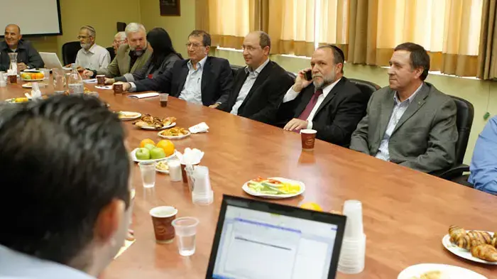 יושב ראש אגף איגוד מקצועי בהסתדרות אבי ניסקורן, סגן שר האוצר יצחק כהן ומנכ"ל משרד הרווחה נחום איצקוביץ בפגישה בין נציגי העובדים הסוציאלים השובתים עם נציגי משרד האוצר וההסתדרות, מרץ 2011 יושב ראש אגף איגוד מקצועי בהסתדרות אבי ניסקורן, סגן שר האוצר יצחק כהן ומנכ"ל משרד הרווחה נחום איצקוביץ בפגישה בין נציגי העובדים הסוציאלים השובתים עם נציגי משרד האוצר וההסתדרות, מרץ 2011