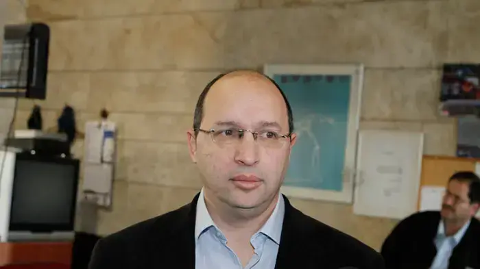 יושב ראש אגף איגוד מקצועי בהסתדרות, אבי ניסקורן, בפגישה בין נציגי העובדים הסוציאלים השובתים עם נציגי משרד האוצר וההסתדרות, מרץ 2011 יושב ראש אגף איגוד מקצועי בהסתדרות, אבי ניסקורן, בפגישה בין נציגי העובדים הסוציאלים השובתים עם נציגי משרד האוצר וההסתדרות, מרץ 2011