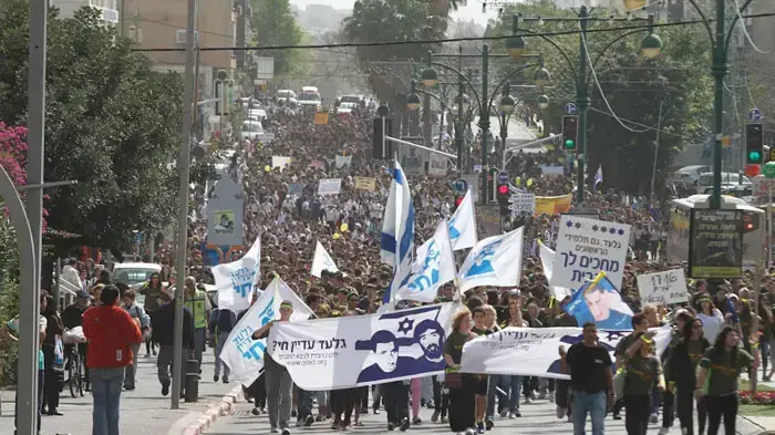 הפגנה של תלמידים בהרצליה למען שחרורו של גלעד שליט, מרץ 2011 הפגנה של תלמידים בהרצליה למען שחרורו של גלעד שליט, מרץ 2011