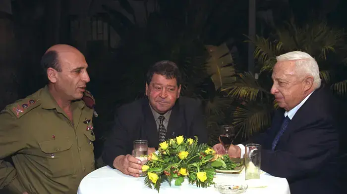 ראש הממשלה אריאל שרון, שר הביטחון בנימין בן אליעזר והרמטכ"ל שאול מופז במשכן הנשיא, אוגוסט 2001 ראש הממשלה אריאל שרון, שר הביטחון בנימין בן אליעזר והרמטכ"ל שאול מופז במשכן הנשיא, אוגוסט 2001