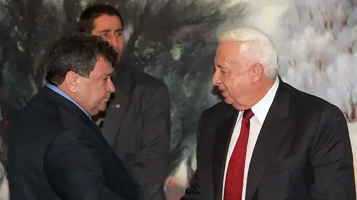 לחיצת יד בין ראש הממשלה אריאל שרון ושר הביטחון בנימין בן אליעזר לחיצת יד בין ראש הממשלה אריאל שרון ושר הביטחון בנימין בן אליעזר