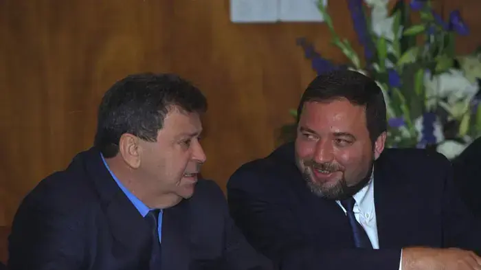 שר הביטחון בנימין בן אליעזר ושר התשתיות אביגדור ליברמן בישיבת הממשלה המאוחדת הראשונה, מרץ 2001 שר הביטחון בנימין בן אליעזר ושר התשתיות אביגדור ליברמן בישיבת הממשלה המאוחדת הראשונה, מרץ 2001