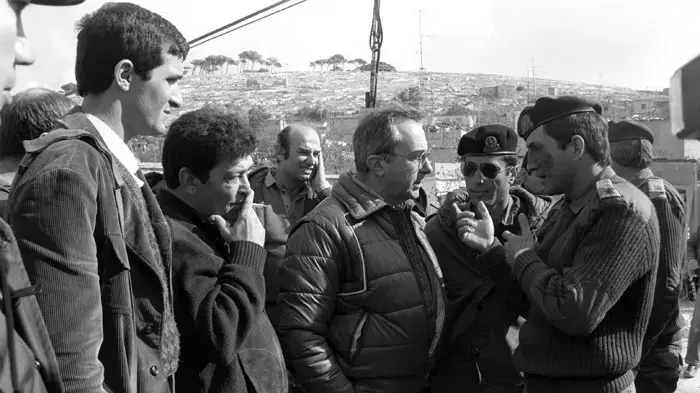 שר הביטחון משה ארנס ובנימין בן אליעזר במחנה דהיישה, ליד בית לחם, דצמבר 1983 שר הביטחון משה ארנס ובנימין בן אליעזר במחנה דהיישה, ליד בית לחם, דצמבר 1983