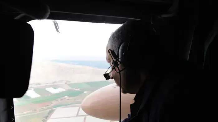 ראש הממשלה בנימין נתניהו במסוק במהלך הסיור בבקעת הירדן, מרץ 2011 ראש הממשלה בנימין נתניהו במסוק במהלך הסיור בבקעת הירדן, מרץ 2011