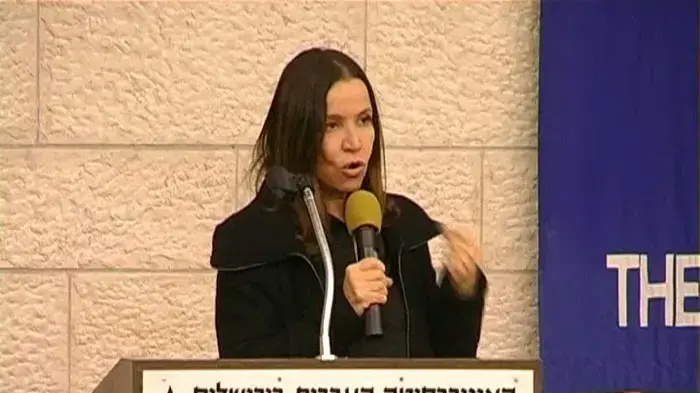 "ההון זורם מרבים למעטים"