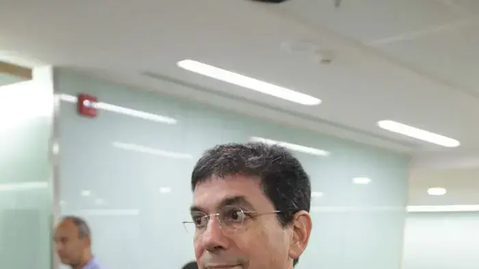 מנכ"ל איכילוב גבי ברבש בסיור לעיתונאים במרכז הלב החדש על שם סמי עופר, מרץ 2011 מנכ"ל איכילוב גבי ברבש בסיור לעיתונאים במרכז הלב החדש על שם סמי עופר, מרץ 2011