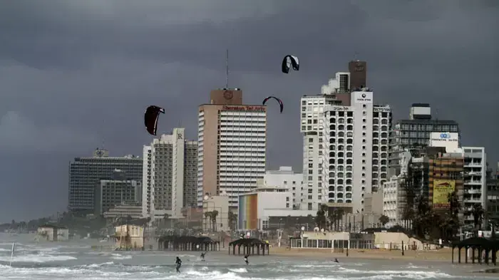 סערה בתל אביב - גשמים ורוחות בחוף הים של תל אביב, מרץ 2011
