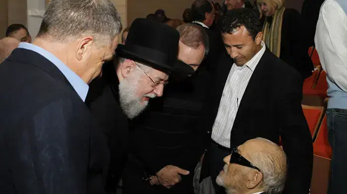 סמי עופר והרב הראשי של תל אביב הרב מאיר לאו בערב פתיחה של בניין הלב, בית חולים חירום באיכילוב, מרץ 2011