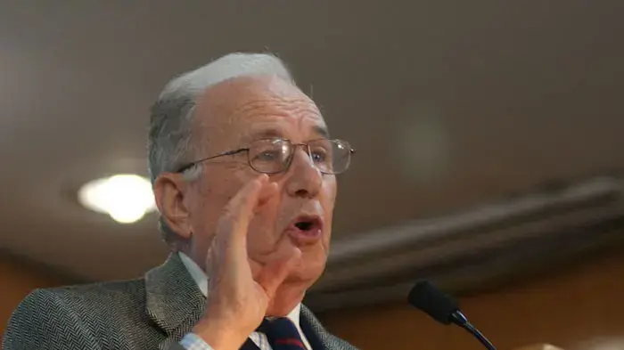 נשיא המרכז הבינתחומי הרצליה, השר וחבר-הכנסת לשעבר, פרופסור אמנון רובינשטיין במהלך יום עיון בנושא: "בגין והפרלמנטריזם הישראלי" במלאת 19 שנים לפטירתו של ראש הממשלה מנחם בגין ז"ל, מרץ 2011
