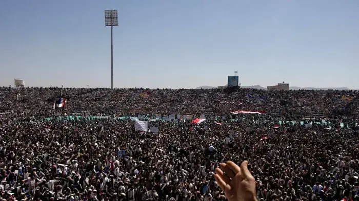 הקהל באיצטדיון בצנעא מאזין לנאומו של נשיא תימן, עלי עבדאללה סאלח הקהל באיצטדיון בצנעא מאזין לנאומו של נשיא תימן, עלי עבדאללה סאלח