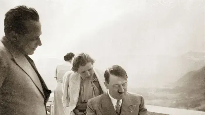היטלר ואווה בראון, מהאלבום האישי של אווה, 1942 היטלר ואווה בראון, מהאלבום האישי של אווה, 1942