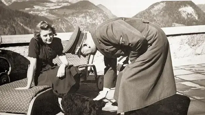 היטלר ואווה בראון, מהאלבום האישי של אווה, 1942