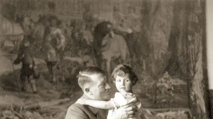 היטלר ואווה בראון, מהאלבום האישי של אווה, 1942 היטלר ואווה בראון, מהאלבום האישי של אווה, 1942