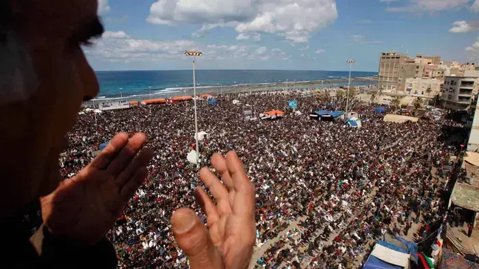 הפגנה נגד שלטונות של קדאפי בעיר בנגזי, לוב, 11 במרץ 2011 הפגנה נגד שלטונות של קדאפי בעיר בנגזי, לוב, 11 במרץ 2011