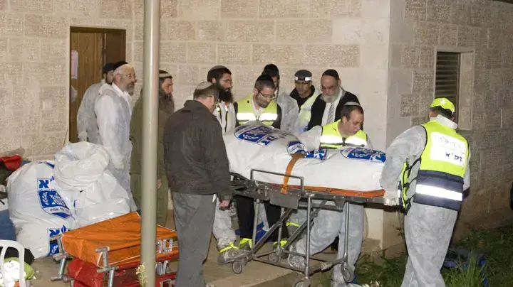 הוצאת הגופות מבית משפחת פוגל לאחר הפיגוע באיתמר הוצאת הגופות מבית משפחת פוגל לאחר הפיגוע באיתמר