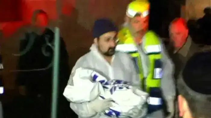 גופותיהם של בני משפחת פוגל הוצאו מביתם גופותיהם של בני משפחת פוגל הוצאו מביתם