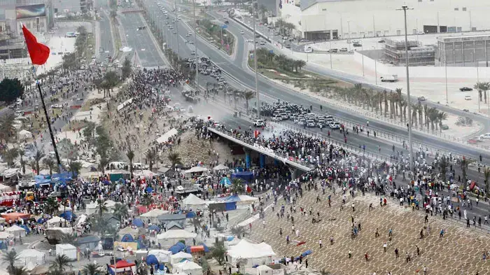 המשטרה בולמת מפגינים במנמה בירת בחריין בעזרת זרנוקי מים וגז מדמיע המשטרה בולמת מפגינים במנמה בירת בחריין בעזרת זרנוקי מים וגז מדמיע