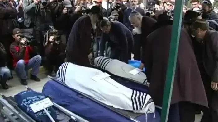 אלפים ליוו את בני משפחת פוגל בדרכם האחרונה