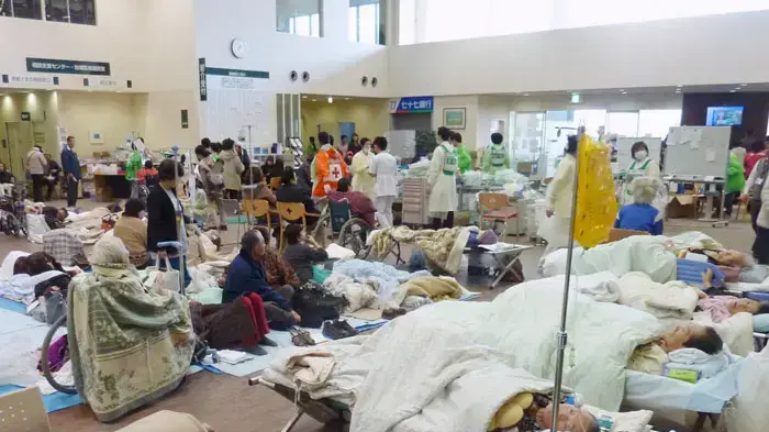 פצועים מאושפזים בלובי בית החולים באישימאקי, לאחר רעידת האדמה והצונאמי שפקדו את האזור, 13 במרץ 2011