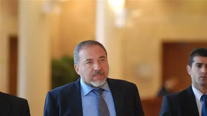 שר החוץ אביגדור ליברמן בכניסה לועדת חוץ וביטחון, מרץ 2011 שר החוץ אביגדור ליברמן בכניסה לועדת חוץ וביטחון, מרץ 2011