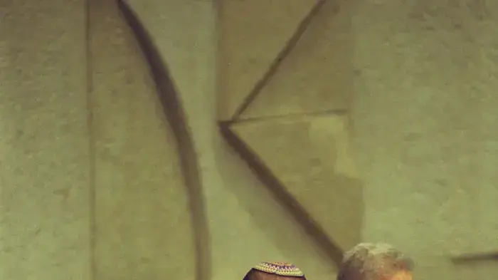 נשיא המדינה הנכנס, משה קצב, נשבע לכנסת בנוכחות הנשיא היוצא עזר וייצמן ויושב ראש הכנסת אברום בורג, אוגוסט 2000