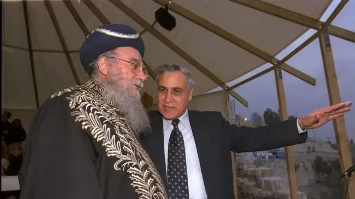 שר התיירות משה קצב יחד עם הרב הראשי בקשי דורון בטקס חנוכת שמורת נחל קידרון, 1998 שר התיירות משה קצב יחד עם הרב הראשי בקשי דורון בטקס חנוכת שמורת נחל קידרון, 1998