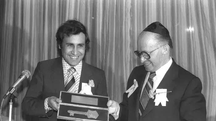 ראש הממשלה מנחם בגין מקבל ממשה קצב, ראש עיריית קריית מלאכי את מפתחות העיר,1981