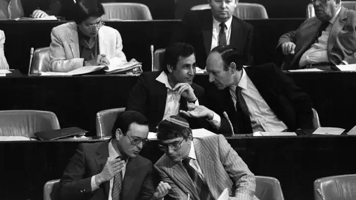 חברי הכנסת משה קצב, רוני מילוא, שרון אבוחצירא וחיים קאופמן בדיון בכנסת, 1984