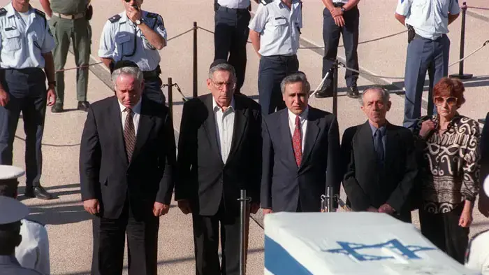 בנימין נתניהו, משה קצב, רחבעם זאבי והלל שלמה ליד ארונו של ראש הממשלה יצחק רבין, נובמבר 1995 בנימין נתניהו, משה קצב, רחבעם זאבי והלל שלמה ליד ארונו של ראש הממשלה יצחק רבין, נובמבר 1995