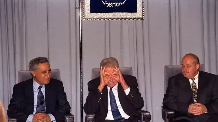 נשיא המדינה עזר וייצמן בטקס לציון העובד המצטיין במשרד התיירות יחד עם השר משה קצב, יוני 1997